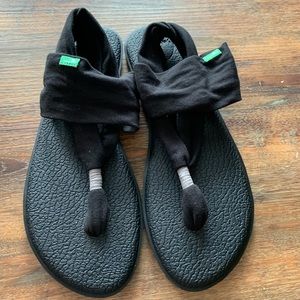 NEW W/ TAG! Sanuk black sandals😍